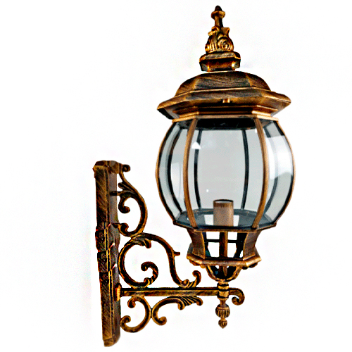 Esta arandela dourada envelhecida tem estilo colonial luxuoso. Possui um suporte de parede grande e muito trabalhado com arabescos. A lanterna é arredondada, como um globo de vidro transparente dividido por hastes metálicas. O topo tem uma cúpula sextavada finalizada com um adorno pontiagudo.