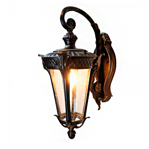 Esta arandela clássica de metal bronze tem um suporte decorativo em arco preso à parede. A luminária lembra uma lanterna antiga, com corpo de vidro texturizado e detalhes em relevo no topo e na base. Uma luz amarelada brilha em seu interior, criando um aspecto elegante e acolhedor.