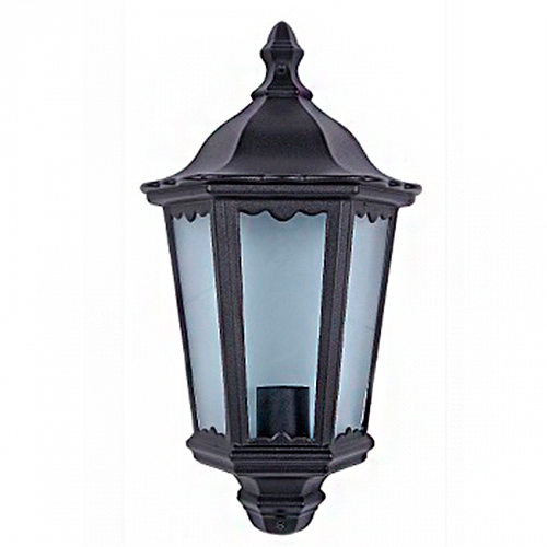 
Esta arandela colonial preta é feita para fixação direta na parede. Tem formato de meia-lanterna sextavada com faces de vidro transparente. O topo é em formato de cúpula com uma ponta decorativa, e a base é afunilada. O acabamento em metal preto fosco traz um estilo clássico e sóbrio.