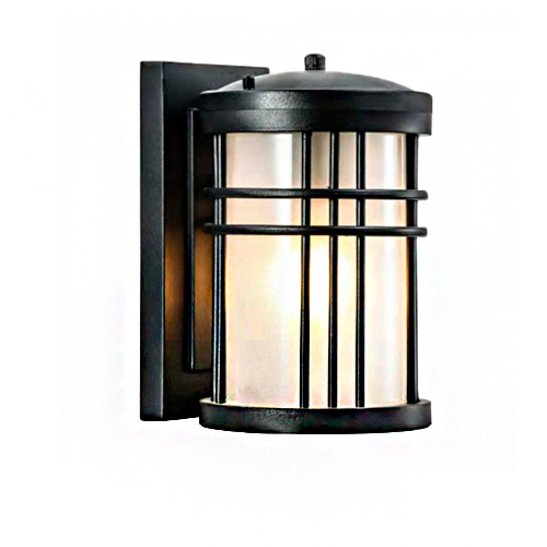 Arandela de parede externa em estilo clássico. Possui base retangular preta fixa à parede e corpo cilíndrico com grade metálica preta (linhas verticais e horizontais). O difusor interno é de vidro fosco branco, emitindo uma luz suave e amarelada. Design robusto e elegante.