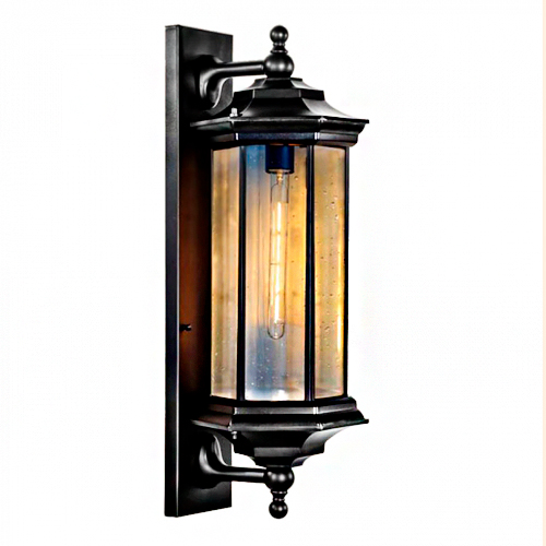 Uma arandela de parede clássica e elegante. Possui formato de lanterna sextavada com estrutura em metal preto e vidros transparentes. No interior, uma lâmpada de filamento alongada emite luz quente. O suporte é retangular e fixado verticalmente, unindo o topo e a base da luminária.