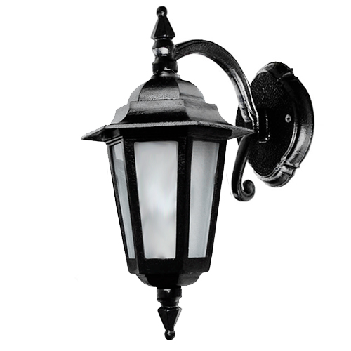 
Uma arandela externa de metal preto em estilo clássico colonial. Possui formato hexagonal com vidros foscos brancos. Um braço curvo a prende a uma base redonda de parede. O design inclui detalhes pontiagudos no topo e na base, lembrando uma lanterna antiga elegante.