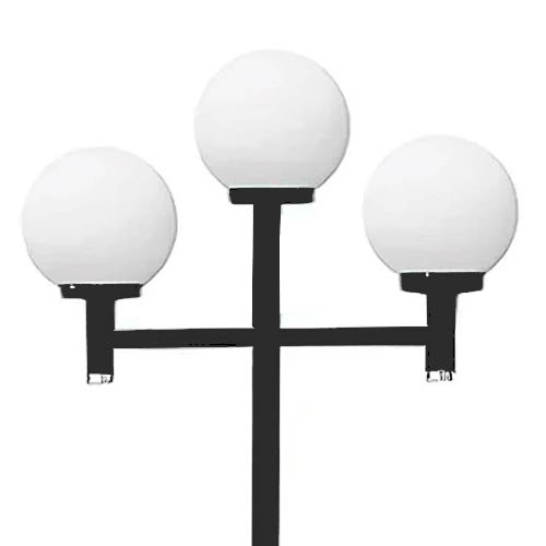 
Topo de um poste preto com três globos brancos redondos. Diferente do anterior, estes estão em alturas diferentes: o globo central é o mais alto, enquanto os outros dois ficam posicionados simetricamente abaixo, um de cada lado, criando um formato de triângulo ou "V" invertido.