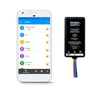  A imagem exibe um celular com um aplicativo de automação residencial chamado "Bluelux". Ele mostra a lista de ambientes (Sala, Cozinha, Quarto) e opções de iluminação para ligar/desligar. Ao lado, está o "Bluelux Switch", um pequeno módulo eletrônico preto com fios coloridos na parte inferior. Este dispositivo é o controlador que, conectado à rede elétrica, permite controlar a energia (ligar/desligar) dos circuitos da casa (como luzes ou eletrodomésticos) através do aplicativo no celular.