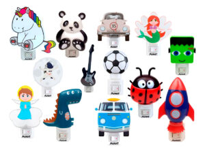  A imagem mostra doze luminárias de tomada infantis com formatos variados e coloridos, como um unicórnio, um panda, uma sereia, um dinossauro, um carro, uma kombi, um foguete, uma joaninha, uma guitarra, um astronauta, um anjo e um monstro de Frankenstein verde. São luzes noturnas fofas para crianças.