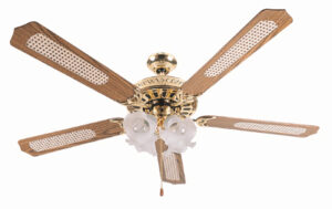 
Este é um ventilador de teto clássico. Ele possui cinco pás largas, que parecem ser de madeira com um detalhe quadriculado em seu interior. A estrutura central e o motor são de metal dourado, com detalhes ornamentados e um lustre com três cúpulas de vidro fosco em formato de tuli]pa