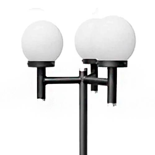 
A imagem mostra o topo de um poste de iluminação externa preto. Ele possui três hastes horizontais que sustentam três globos de luz brancos e redondos. O design é minimalista, com os globos dispostos simetricamente em volta do eixo central, lembrando grandes pérolas sobre suportes.
