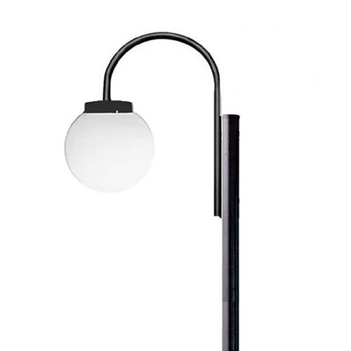 A imagem mostra um poste de luz preto com design minimalista. Do topo da coluna vertical, sai uma única haste fina que faz uma curva suave em semicírculo para a esquerda. Na ponta dessa curva, há um globo de vidro branco fosco pendurado, voltado para baixo. O estilo é moderno e clean.