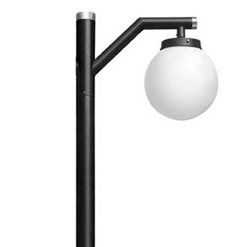
As imagens mostram modelos de postes externos pretos com globos de vidro branco fosco. Há designs com hastes curvas ou angulares que suspendem o globo, e modelos retos onde a esfera fica no topo. Uma foto destaca o poste iluminado à noite em uma área com piscina.
