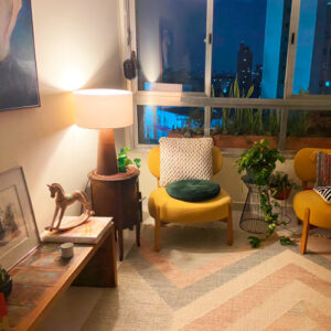 abajur_madeira_redondo_conico_ambientado