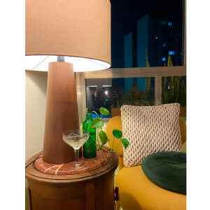 abajur_madeira_redondo_conico_ambientado_2