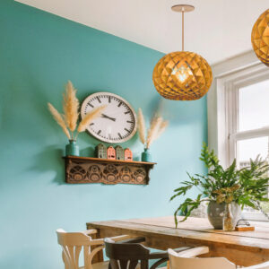 pendente_madeira_esfera_trasada_ambientada