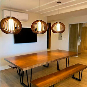 pendente_madeira_ripado_globo_ambientado