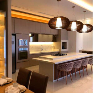 pendente_madeira_ripado_grande_globo_ambientado-