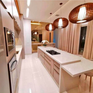 pendente_madeira_ripado_grande_globo_ambientado