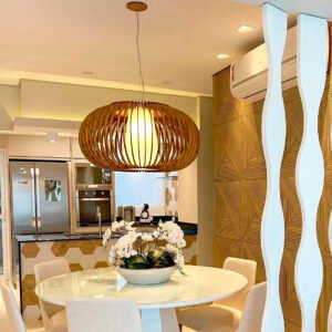 pendente_madeira_ripado_grande_globo_ambientado-4