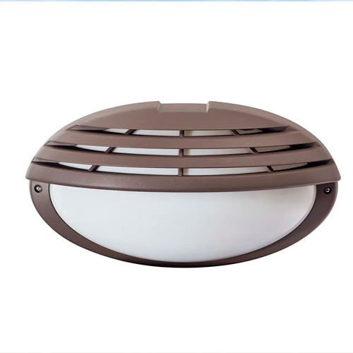 
Esta arandela externa tem formato oval, lembrando um olho ou uma tartaruga. A metade superior é marrom com frestas horizontais, enquanto a metade inferior é um vidro fosco branco que difunde a luz. É uma peça robusta, funcional e discreta para muros ou fachadas.