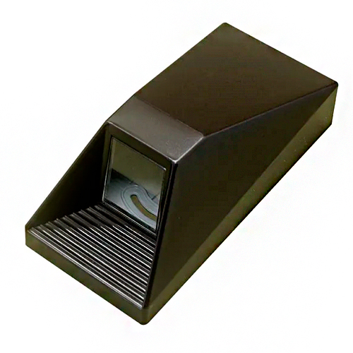 
Esta arandela marrom tem um design retangular e robusto, assemelhando-se a uma rampa ou cunha. Sua parte frontal é inclinada e possui uma abertura protegida por vidro com ranhuras horizontais na base, feita para direcionar a luz para frente e para baixo, ideal para balizamento de caminhos.