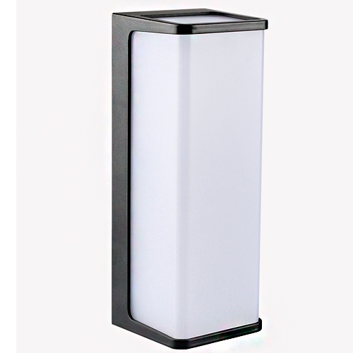 
Esta arandela tem formato de uma coluna retangular vertical. A estrutura metálica preta contorna um difusor de acrílico branco fosco, que ocupa quase todo o corpo da peça. O design é minimalista, focado em uma iluminação suave e uniforme que se espalha por toda a parte frontal branca.