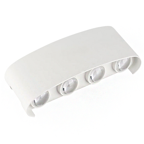 Esta arandela branca tem formato retangular curvado com quatro lentes de LED circulares. Ela projeta feixes de luz que se cruzam na parede, criando um efeito decorativo de triângulos luminosos para cima e para baixo. É uma peça moderna, ideal para iluminação de destaque.