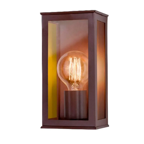 
Esta arandela retangular marrom possui estrutura metálica e laterais de vidro transparente. No centro, há uma única lâmpada de filamento aparente que emite uma luz quente e amarelada. O design é sóbrio e moderno, ideal para criar uma iluminação acolhedora em áreas externas.