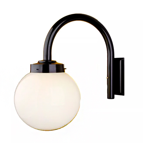 Esta arandela possui um braço metálico preto em formato de semicírculo que sai da parede e sustenta um globo de vidro branco leitoso. O design é curvo e minimalista, lembrando um poste de rua clássico, proporcionando uma iluminação suave e difusa em todas as direções.
