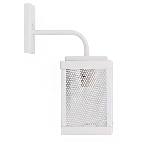 Esta arandela branca de parede possui um estilo industrial e moderno. Ela é composta por uma base retangular e um braço tubular em formato de "L" invertido que sustenta uma luminária retangular vertical. O corpo da peça é envolto por uma tela metálica perfurada, que suaviza a propagação da luz.