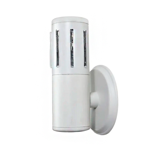 Esta arandela branca é um cilindro vertical metálico fixado à parede por uma base redonda. A parte superior possui fendas verticais (aletas) que deixam passar filetes de luz. O design é moderno e funcional, projetado para lançar fachos de luz para cima, para baixo e pelas laterais.