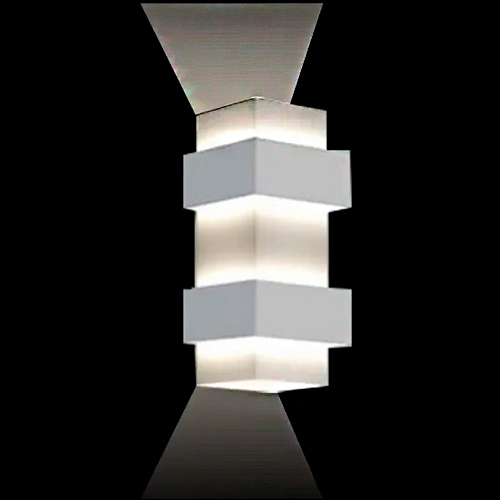
Esta arandela branca tem um design geométrico e moderno, composta por três blocos quadrados empilhados de forma desalinhada. Ela está acesa, projetando dois fachos de luz amplos e nítidos em formato de triângulo, um direcionado para o teto e outro para o chão, criando um efeito decorativo.