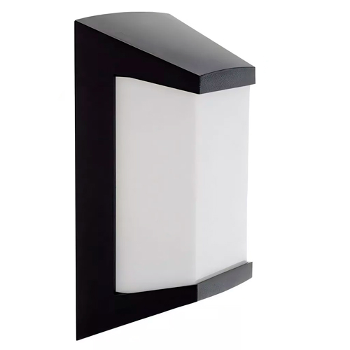 Esta arandela externa preta tem design geométrico inclinado. A estrutura metálica emoldura um grande bloco de acrílico branco leitoso que sobressai da base. Quando acesa, ela emite uma luz difusa, ampla e suave, ideal para iluminar fachadas de forma moderna.