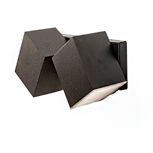 
Esta arandela preta de parede, modelo Cube, possui um design arrojado composto por dois blocos em formato de cubo unidos. Cada cubo é inclinado em direções diferentes e possui uma base de vidro, permitindo que a luz seja projetada para baixo de forma assimétrica e moderna.