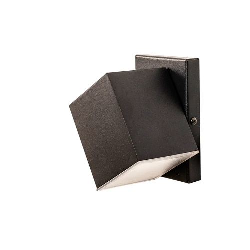 Uma arandela de parede minimalista. Ela possui uma base retangular fixa e um corpo principal em formato de cubo preto fosco, que está inclinado para baixo. A face inferior do cubo é de vidro fosco branco, por onde a luz é emitida. O design é moderno, geométrico e industrial.