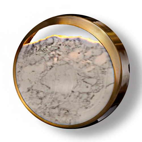 
Esta arandela redonda e luxuosa possui uma moldura dourada brilhante. No centro, há uma placa de pedra natural (mármore) branca com veios cinzentos, que parece flutuar. A luz irradia por trás da pedra, criando um efeito de halo suave e sofisticado na parede. Estilo contemporâneo e elegante.