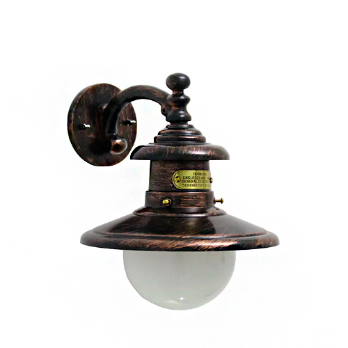Uma luminária de parede (arandela) estilo vintage em metal cor cobre envelhecido. Possui um braço curvo fixado à parede, uma cúpula redonda achatada no topo e um globo de vidro branco fosco embaixo, em formato de bolinha. O visual é rústico e clássico.