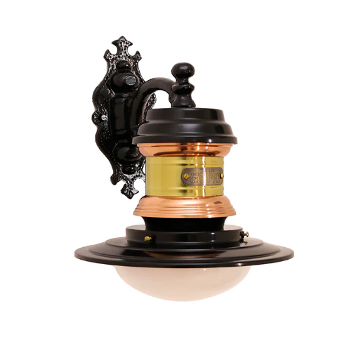 
Esta imagem mostra uma arandela de parede estilo retrô. Ela possui uma base de ferro preta trabalhada e um braço curvo. O corpo combina metal preto, cobre e uma faixa central dourada com uma placa. Na base, há um prato preto circular e uma cúpula de vidro fosco branco em formato de meia esfera.