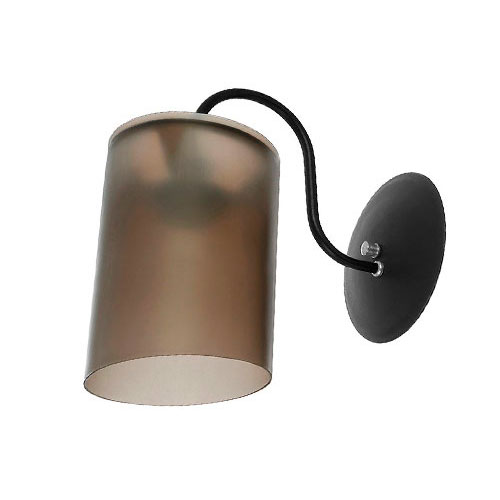 
Esta arandela tem um design contemporâneo e elegante. Ela possui uma base circular preta de onde sai um braço metálico fino e curvado em formato de "S". Na ponta, sustenta um difusor cilíndrico de vidro fosco em tom âmbar, que suaviza a luz e cria uma iluminação quente e acolhedora.