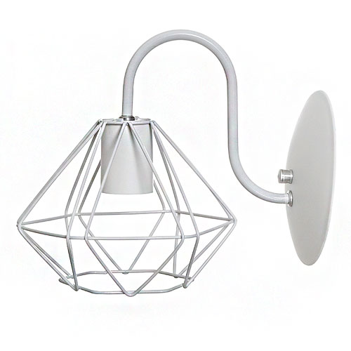 
Duas arandelas industriais com braços curvados. A primeira é preta com bocal e grade aramada cilíndrica em tom cobre. A segunda é inteiramente branca, com grade em formato de diamante. Ambas possuem bases circulares para fixação na parede.