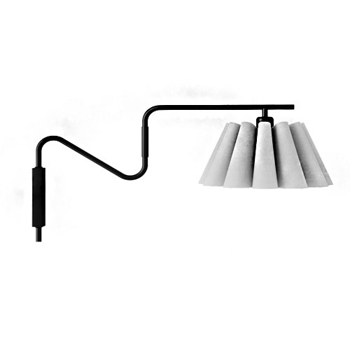 
Esta arandela contemporânea possui um longo braço articulado preto em formato de "Z". Na extremidade, há uma cúpula plissada cinza claro, composta por dobras verticais que lembram uma saia ou leque. O design é minimalista, elegante e focado em linhas geométricas limpas.