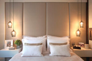 quarto com uma cama de casal com 2 pendentes em cada cabeseira