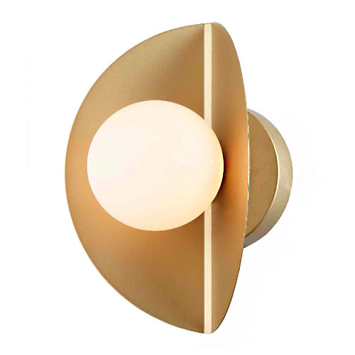 Esta arandela dourada tem formato de meia-lua, com uma placa metálica curvada que envolve parcialmente uma lâmpada globo branca fosca. O design é moderno e elegante, criando um contraste suave entre o brilho do metal e a luz difusa da esfera central.