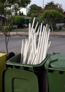lixeira com muitas lâmpadas tubular e fundo com arvores