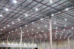 mostra teto de um galpão industrial com muitas luminárias