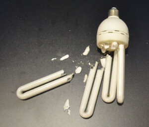 lâmpada flúor 4 u quebrada e estilhaçada