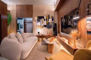 sala de estar com sova tv na parede mesa de sentro e lus na sanca no abajur e na mesa tv