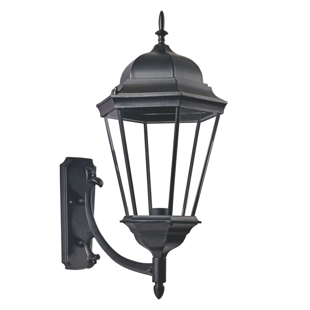 Luminária tipo arandela preta, estilo clássico. Tem base retangular na parede e um braço curvo segurando um lampião com estrutura de metal e vidro transparente. O topo é arredondado com um pináculo pontudo decorativo. Design elegante para área externa.