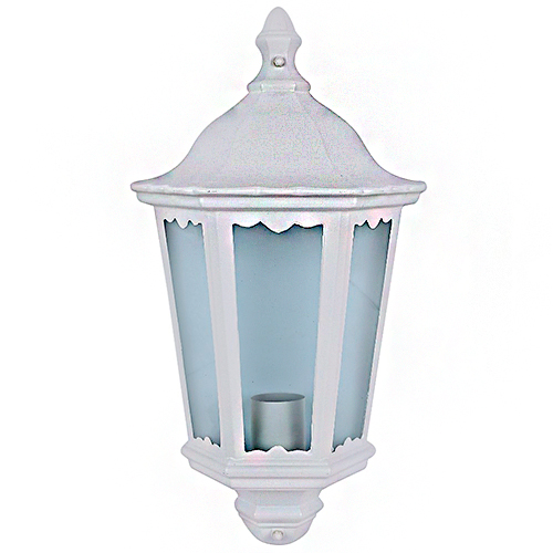 Luminária de parede estilo colonial, formato de lanterna. Estrutura clara com hastes verticais e detalhes decorativos no topo e na base. Laterais com vidro translúcido azulado. Dentro há espaço para 1 lâmpada central. Iluminação charmosa para áreas externas ou internas.