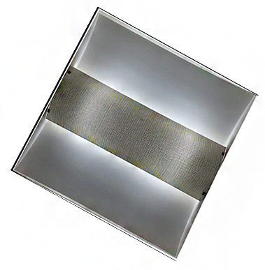 
Luminária de teto quadrada vista de ângulo diagonal. Possui fundo branco reflexivo com uma faixa central metálica perfurada. Através dos furos, nota-se uma luz amarelada suave. O design é moderno e industrial, comum em escritórios para proporcionar iluminação indireta e difusa.