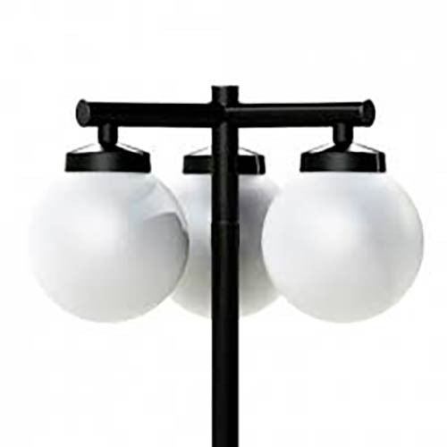 Esta imagem mostra o topo de um poste de jardim com três globos brancos redondos. Eles estão presos a braços horizontais pretos, posicionados de forma que fiquem voltados para baixo. A estrutura central é uma haste vertical preta, criando um visual moderno e simétrico.