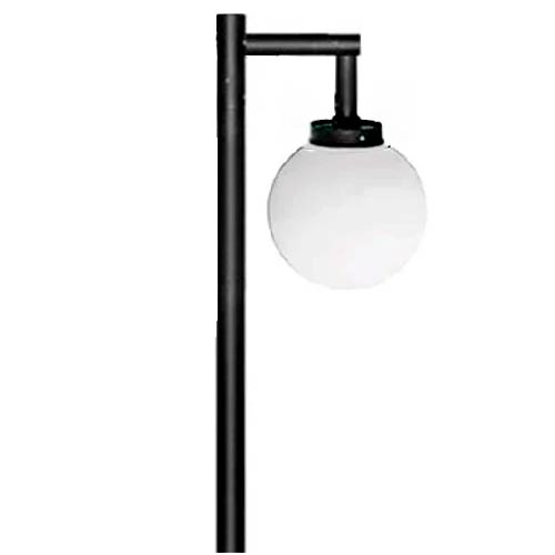 
As imagens mostram modelos de postes externos pretos com globos de vidro branco fosco. Há designs com hastes curvas ou angulares que suspendem o globo, e modelos retos onde a esfera fica no topo. Uma foto destaca o poste iluminado à noite em uma área com piscina.