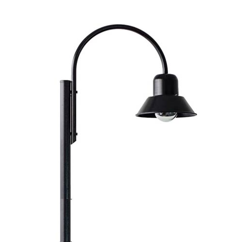 As imagens mostram modelos de postes externos pretos. Há designs com hastes curvas em semicírculo ou angulares que suspendem globos brancos foscos ou cúpulas metálicas. Outros modelos são retos com o globo no topo. Uma foto destaca o poste iluminado à noite em uma área com piscina.